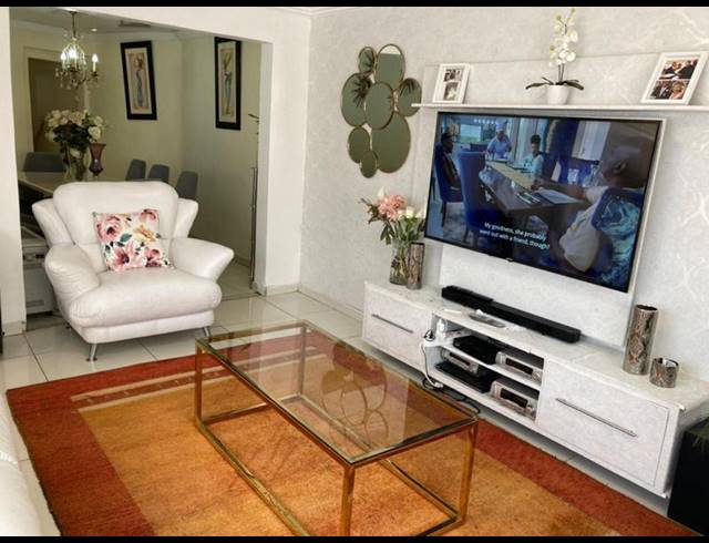 3 BEDROOM HOUSE FOR SALE IN DIEPKLOOF EXT